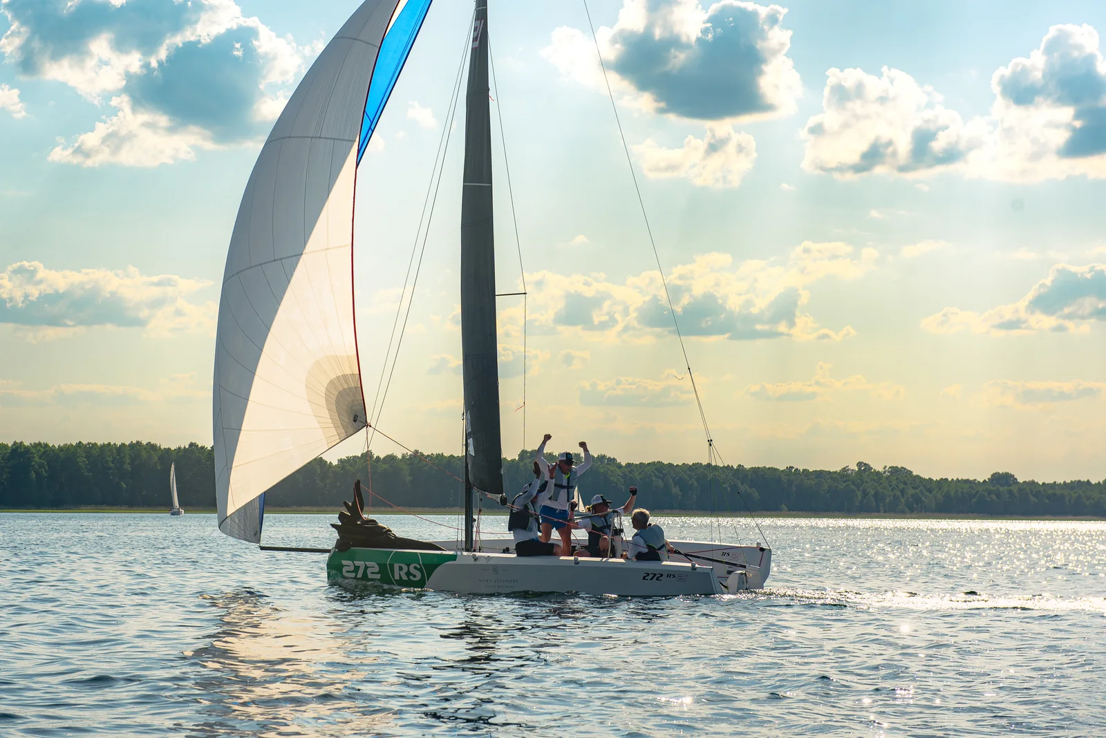 Jacht ProfiSailing płynący pod spinakerem